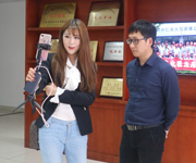 美女主播幫你找工作